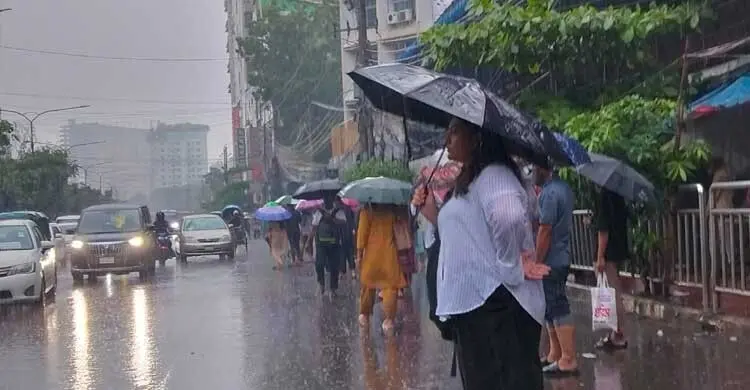 রোববার সকালের বৃষ্টিতে বাসের অপেক্ষায় সীমাহীন দুর্ভোগ নগরবাসীর