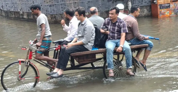 বৃষ্টি-জলাবদ্ধতায় ব্যাটারি রিকশার দুর্দশা, সুযোগ প্যাডেলের