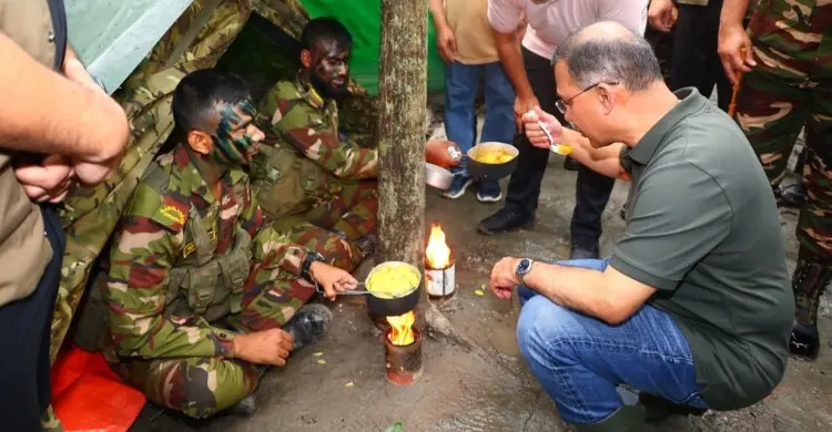 প্রধানমন্ত্রী তারেক রহমান সেনা মহড়ায় যুদ্ধক্ষেত্রের খাবার খেলেন
