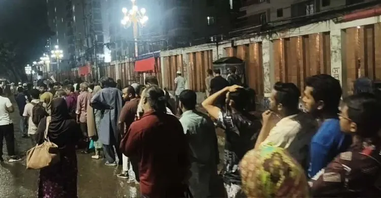 বৃষ্টিতে বাড়ল গণপরিবহন সংকট, নারী কর্মীদের ঘরে ফেরা দুর্ভোগ
