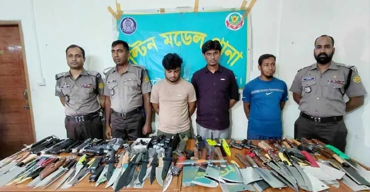 মতিঝিলে বিপুল পরিমাণ দেশীয় অস্ত্রসহ তিনজন গ্রেফতার