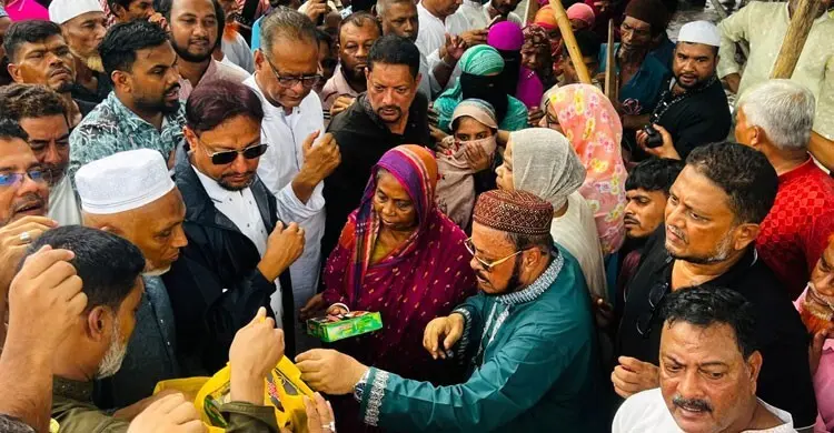 বৃষ্টিকাতরদের পাশে মেয়র শাহাদাত, বিলি করলেন ত্রাণসামগ্রী