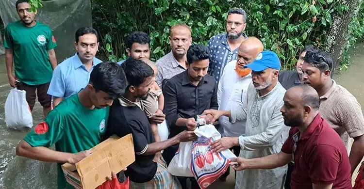 বোয়ালখালীতে বন্যাদুর্গতদের পাশে এমপি এরশাদ, ত্রাণ বিতরণ