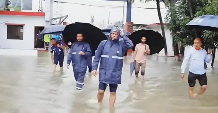 ভারী বর্ষণেও জননিরাপত্তায় সতর্ক চট্টগ্রাম পুলিশ