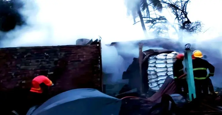 লোহাগাড়ায় দরবেশহাট বাজারে অগ্নিকাণ্ড, পুড়ে ছাই ৭ দোকান