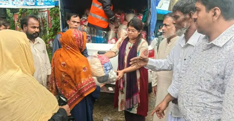চট্টগ্রামের বন্যাকবলিত এলাকায় প্রশাসনের ত্রাণ বিতরণ চলছে
