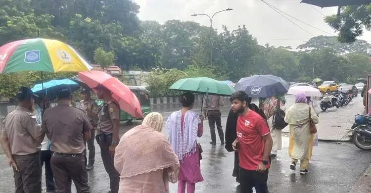 বৃষ্টির মধ্যেই শুরু এইচএসসি, বাইরে ভিজছেন স্বজনরা