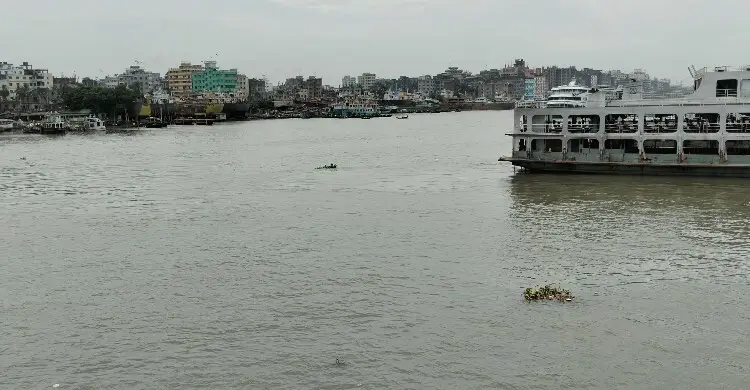 সদরঘাটে ট্রলারডুবি: নিখোঁজ দুইজনকে নিরাপদে পাওয়া গেছে, শেষ অভিযান