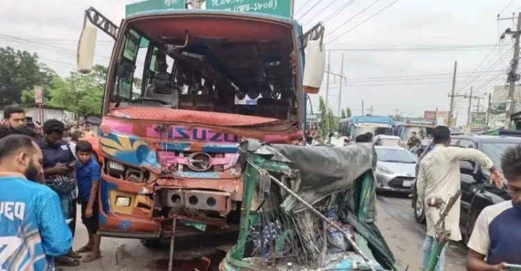 কর্ণফুলীতে দ্রুতগামী বাসের ধাক্কায় প্রাণ গেল অটোচালকের, আহত ১