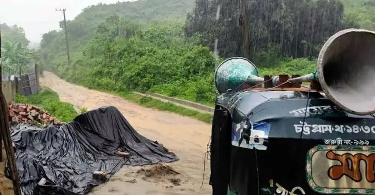 টানা বৃষ্টিতে চট্টগ্রামে পাহাড়ধসের ঝুঁকি, ঝুঁকিপূর্ণ এলাকা ছাড়ার নির্দেশ
