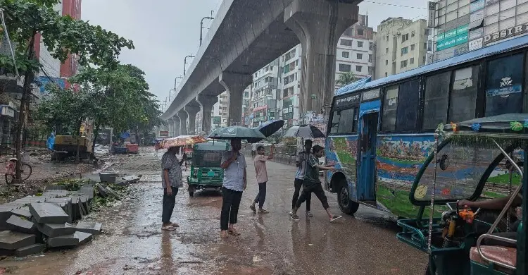 রাজধানীতে টানা বৃষ্টিতে অচল জনজীবন, তীব্র যানজট