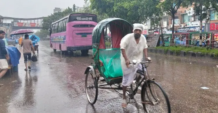 বৃষ্টি উপেক্ষা করে জীবিকার তাগিদে রাস্তায় নেমেছেন শ্রমজীবী মানুষ
