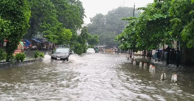 রাজধানীর নিউমার্কেটে ২৪ ঘণ্টা পরও পানি, সড়কে আবর্জনার স্তূপ