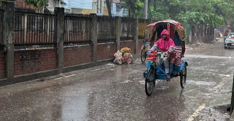 টানা বৃষ্টিতে নাজেহাল জনজীবন, সোমবার থেকে কমতে পারে দুর্ভোগ
