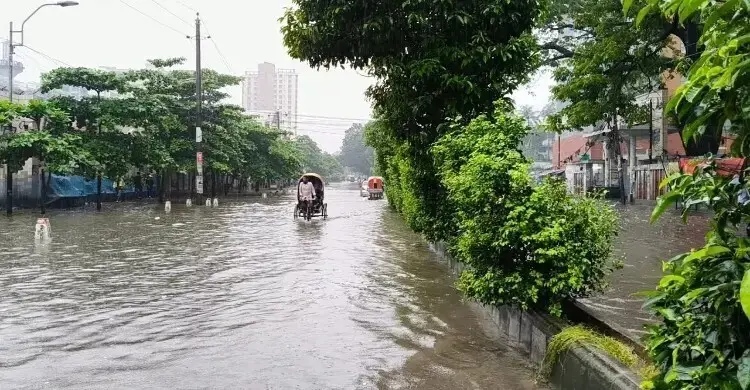 উপকূলে লঘুচাপ: সারাদেশে মাঝারি থেকে ভারী বৃষ্টির সম্ভাবনা