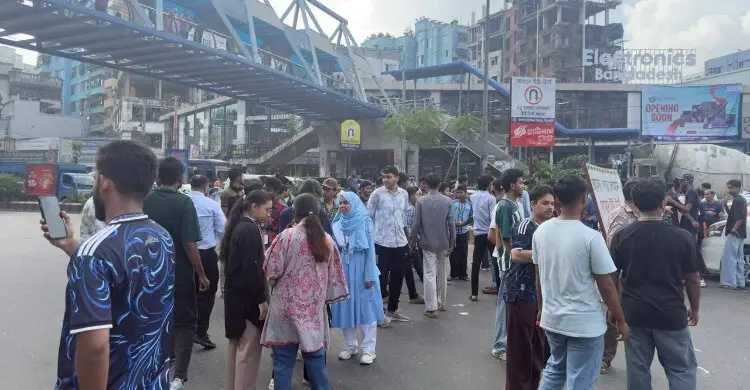 উত্তরায় শিক্ষার্থীদের অবরোধে এয়ারপোর্ট সড়কে নাভিশ্বাস