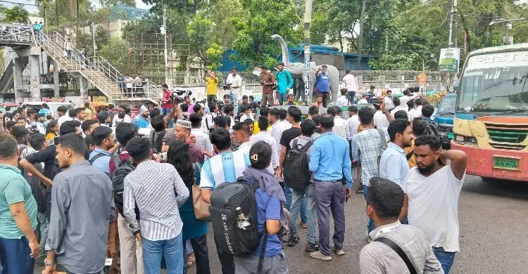 শিক্ষামন্ত্রীর পদত্যাগের দাবিতে সায়েন্স ল্যাবে পরীক্ষার্থীদের অবরোধ