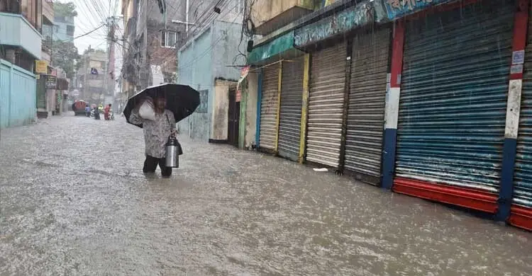 মিরপুরের শেওড়াপাড়ায় কোমর পানি, যানবাহনে তিনগুণ ভাড়া