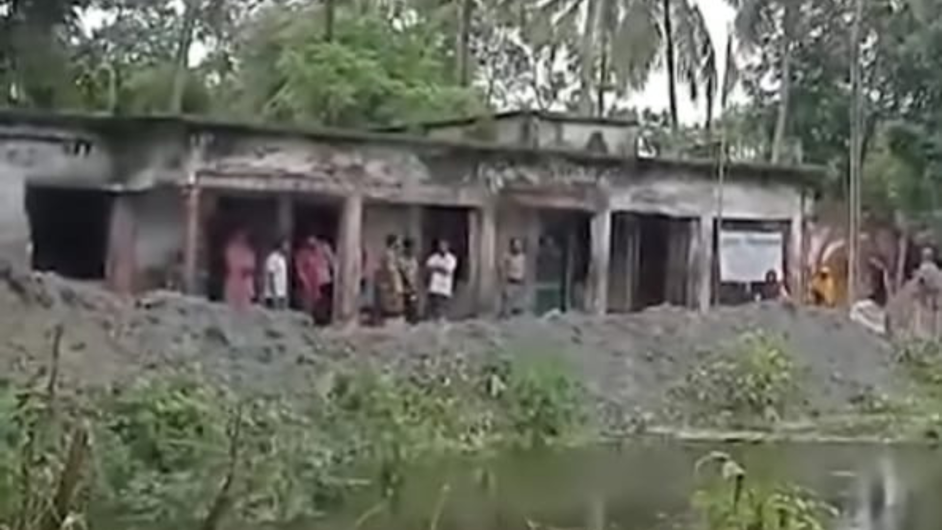 সরকারি প্রাথমিক বিদ্যালয়ের মাঠ কেটে ঘেরের পানি নিষ্কাশন