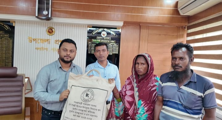 পটুয়াখালীতে নিখোঁজ জেলে নাসিরের অসহায় পরিবারের পাশে গলাচিপা উপজেলা প্রশাসন