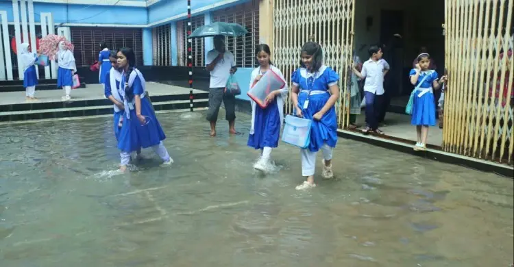 অতিবৃষ্টিতে সৃষ্ট জলাবদ্ধতা: নগরবাসীর সহযোগিতা চাইলেন ডিএনসিসি প্রশাসক