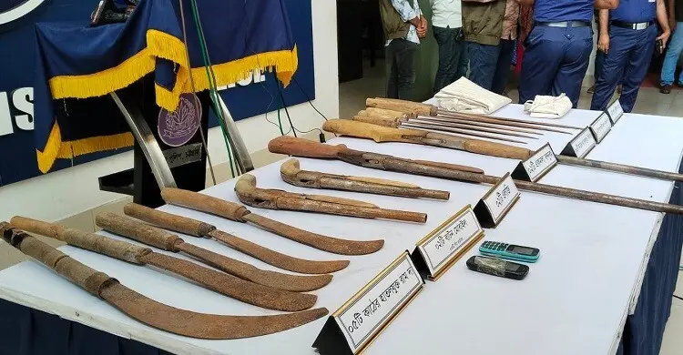 পটিয়ার দুর্গম পাহাড়ে ডিবির অভিযান, আগ্নেয়াস্ত্রসহ গ্রেফতার ২