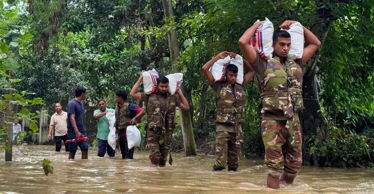 চট্টগ্রামে বন্যার্তদের জন্য সেনাবাহিনীর ত্রাণ ও চিকিৎসা সেবা