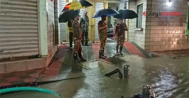 চট্টগ্রামে জলাবদ্ধতা দূর করতে রাতদিন কাজ করছে সেনাবাহিনী