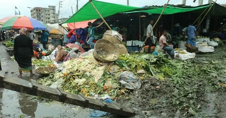 রাজধানীর বাজারগুলোতে পচে যাচ্ছে জনজীবন, বর্জ্য ব্যবস্থাপনায় ব্যর্থ দুই সিটি কর্পোরেশন
