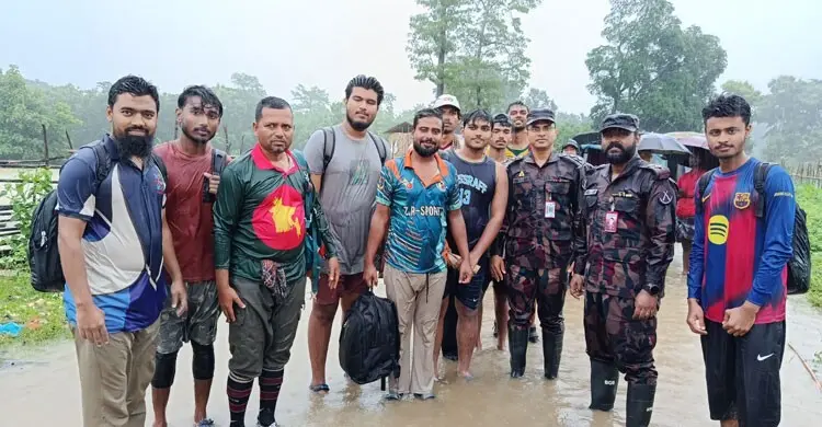 বান্দরবানের বন্যাকবলিতদের পাশে বিজিবি, শতাধিক পর্যটককে উদ্ধার