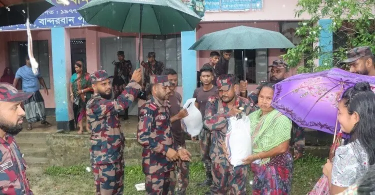 আলীকদমে বন্যাদুর্গতদের মাঝে বিজিবির ত্রাণ সামগ্রী বিতরণ