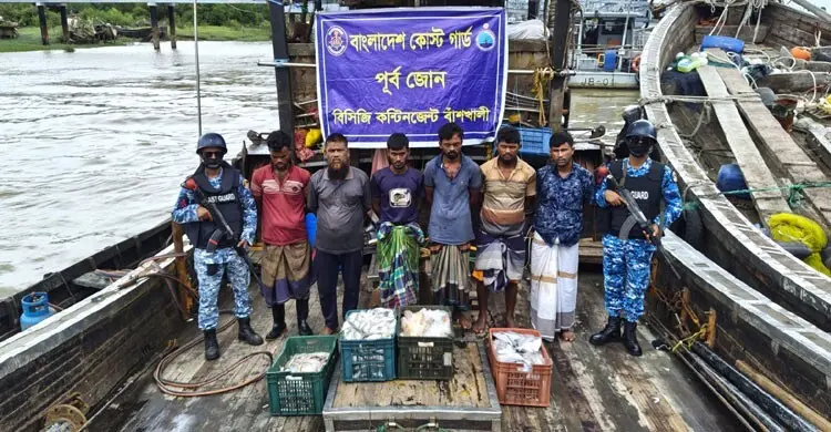 বাঁশখালীতে অবৈধ ট্রলিং বোট আটক, ৬ লাখ ৭৫ হাজার টাকা জরিমানা