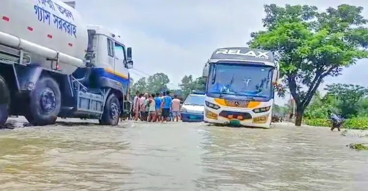 বৃষ্টিতে ডুবে গেল চট্টগ্রাম-কক্সবাজার মহাসড়ক, সৃষ্টি যানজট
