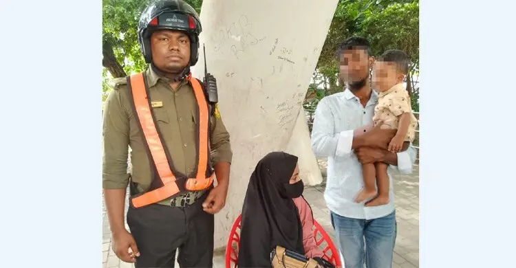 হাতিরঝিলে মা-শিশুকে গাড়ির সামনে ঝাঁপ দিয়ে মৃত্যুর চেষ্টা, রক্ষা করলেন আনসার