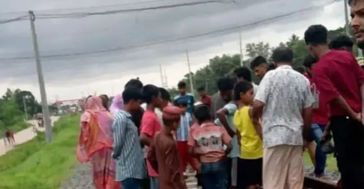 টিকটক ভিডিওর নেশায় রেললাইনে, সরে না পেরে হাত-পা হারালেন যুবক