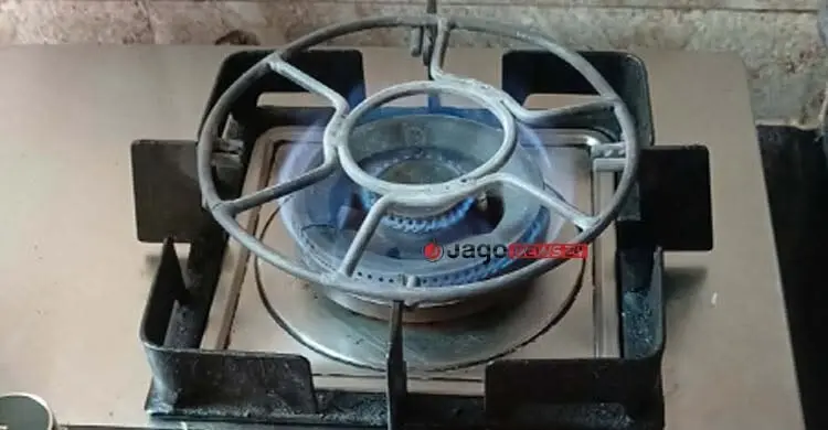 গ্যাস সংকটে জনজীবন বিপর্যস্ত, এক খাবার রান্নাতেও লাগছে ঘণ্টার পর ঘণ্টা