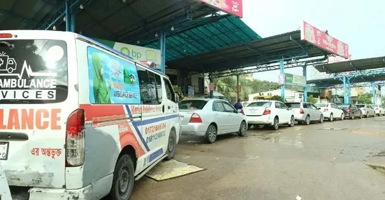 রাজধানীজুড়ে তীব্র সিএনজি সংকট, রাতজেগে গ্যাসের লাইনে চালকরা
