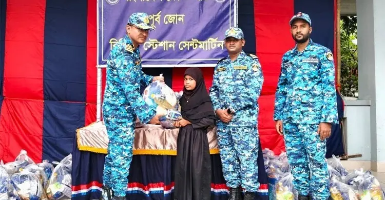 বৈরী আবহাওয়ায় আটকে পড়া সেন্টমার্টিনের ১০০ পরিবারের পাশে কোস্টগার্ড