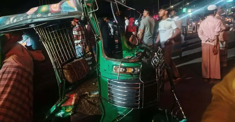 কর্ণফুলী টানেল মোড়ে বাসের ধাক্কায় প্রাণ গেল দুই নারীর, আহত ১৫
