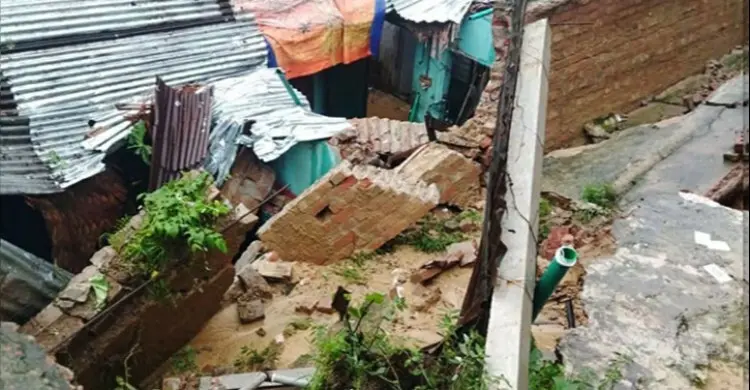 চট্টগ্রামে দেওয়াল ধসে প্রাণ গেল যুবকের, আহত ৪