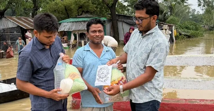 বাঁশখালীর দুর্গম এলাকায় নৌকায় করে ত্রাণ পৌঁছে দিল সম্মিলিত প্রয়াস