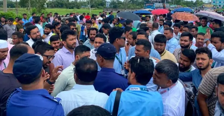 চট্টগ্রামে মন্ত্রীদের সামনেই ইসলামী ব্যাংকের চাকরিচ্যুতদের বিক্ষোভ