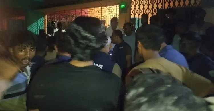 বোয়ালখালীতে মাদক কারবারির বাড়ি ঘেরাও, চাচা-ভাতিজার কারাদণ্ড