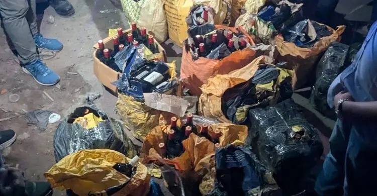 চট্টগ্রামের নতুন ব্রিজ এলাকায় মাইক্রোবাস থেকে ২১ কার্টন বিদেশি মদ উদ্ধার