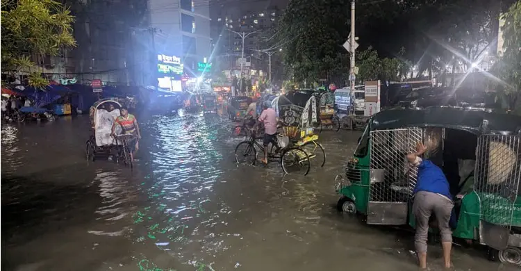 দুই ঘণ্টার বৃষ্টিতে চট্টগ্রাম প্লাবিত, হাঁটুপানিতে দুর্ভোগ