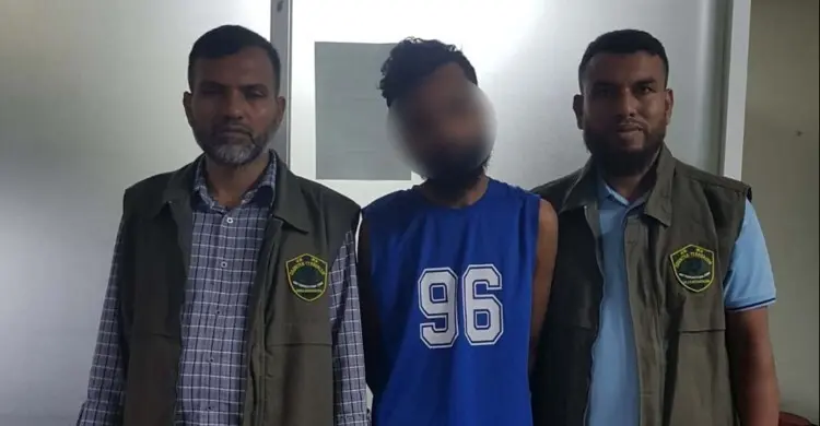 মোহাম্মদপুরে দেশীয় অস্ত্রসহ কবজি কাটা গ্রুপের সদস্য গ্রেফতার