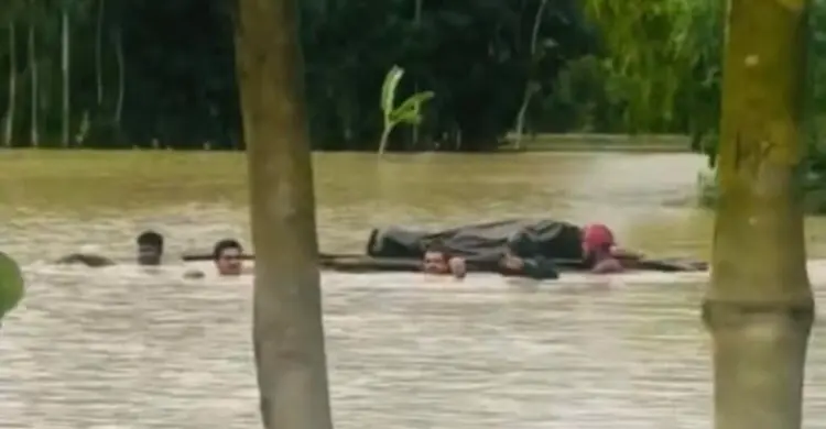 চট্টগ্রামে বন্যার মাঝে কলাগাছের ভেলায় মরদেহের শেষ যাত্রা