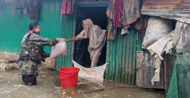 হাটহাজারী ও ফটিকছড়িতে বন্যার্তদের পাশে সেনাবাহিনী