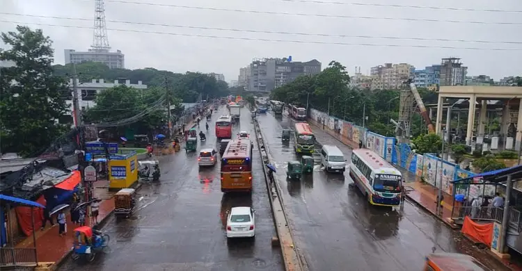 মুষলধারে বৃষ্টিতে ডুবেছে ঢাকা, সড়কে হাঁটুসমান পানি