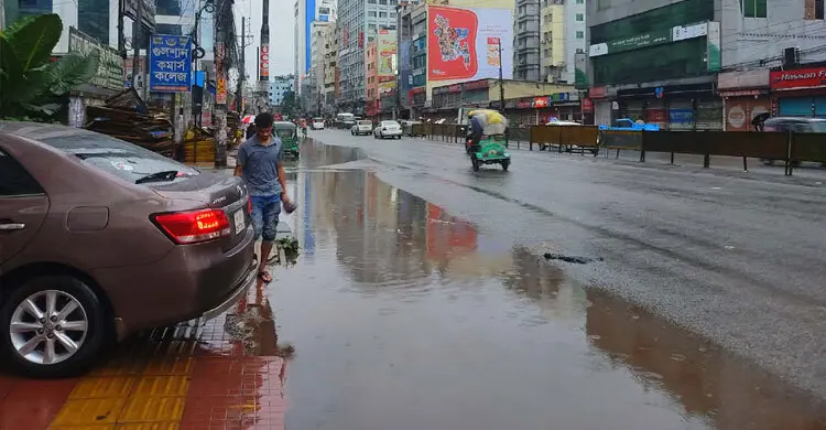 মুষলধারে বৃষ্টিতে ডুবল ঢাকা, জনজীবনে সীমাহীন দুর্ভোগ